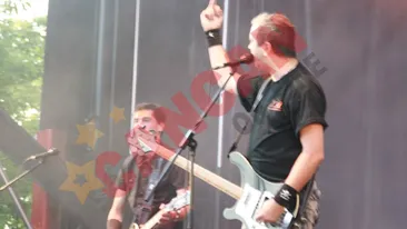 Trupa Zob, gesturi obscene pe scena