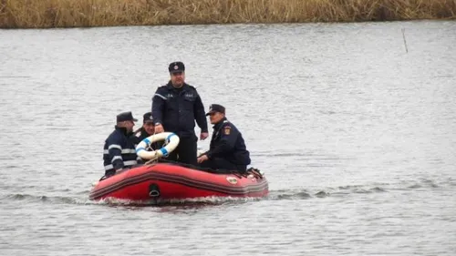 Moarte suspectă! Cadavrul unei tinere de 29 de ani a fost găsit pe un lac din Tulcea