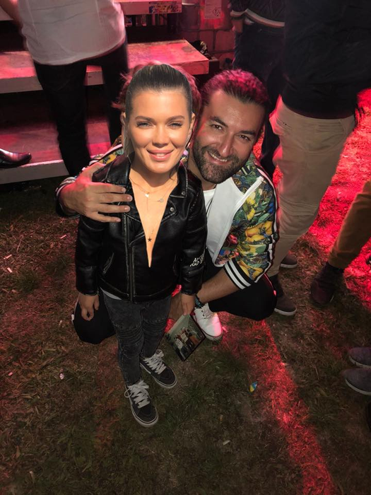 Antena 1 + Pro TV = love. Gina Pistol și Smiley nu se mai ascund. Un fan i-a fotografiat împreună, la Untold. Foto exclusiv