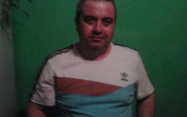 Iuliana tine legătura cu părinţii şi, mai ales, cu sora cea mică, de la care încearcă să înveţe limba română.