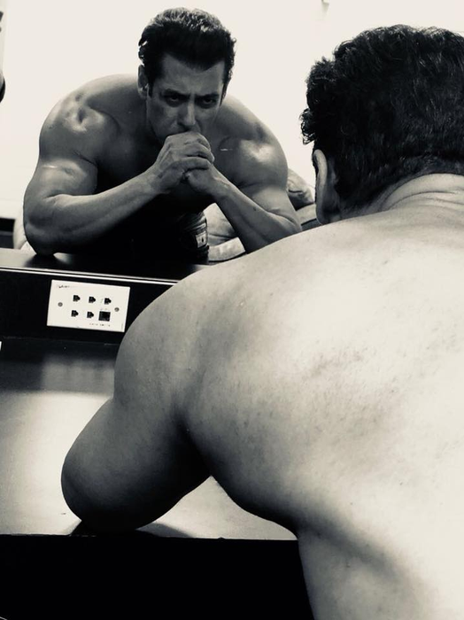 Cu cine a fost fotografiat Salman Khan in India, in timp ce Iulia Vantur era in Romania, la “Cerbul de Aur”