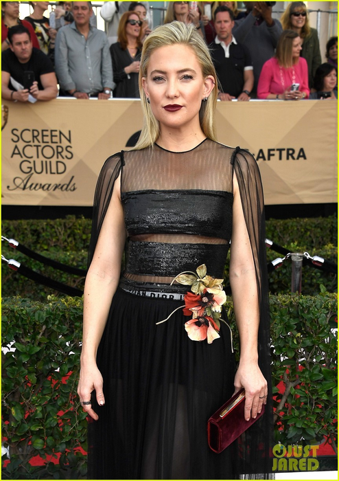 KATE HUDSON este însărcinată cu BRAD PITT? Imaginile în care vedeta a încercat să-şi ascundă burtica