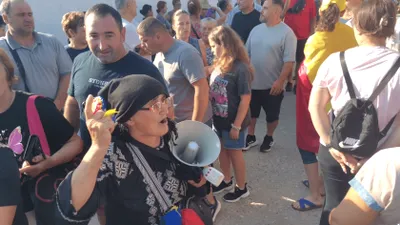 Bătălii electorale pe toate fronturile. Târg luat cu asalt de Călin Georgescu. „Să nu pierdem copilu’, cu ochii la Călin al nostru!”| REPORTAJ