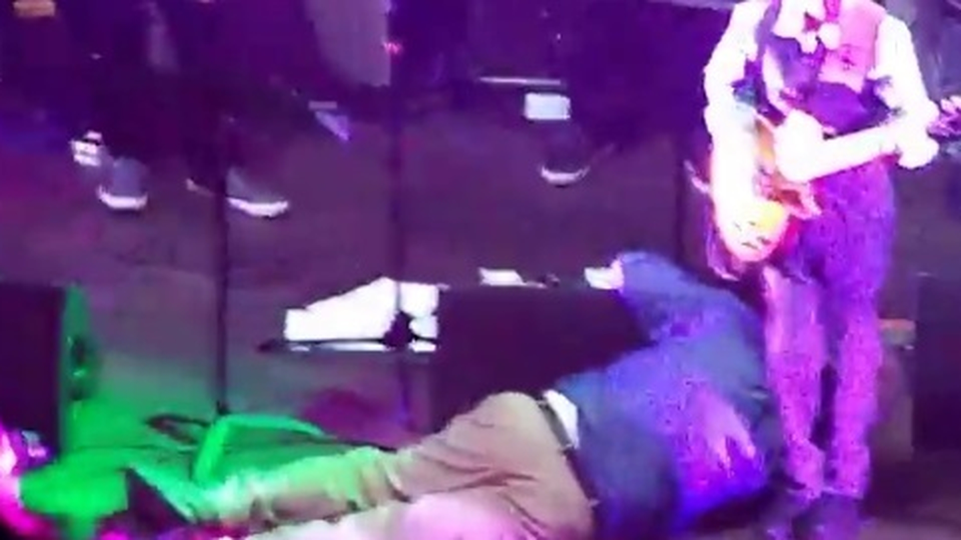 Col. Bruce Hampton a căzut fără suflare pe scenă, sub privirile îngrozite ale spectatorilor