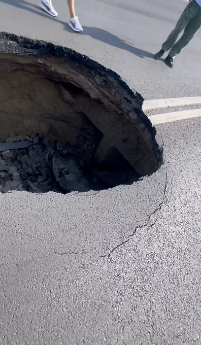 Clipe de coșmar pentru Carmen Șerban. A căzut cu mașina într-o groapă aflată în mijlocul drumului