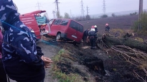 Accident violent pe DN1. Un om a murit, iar alți 4 au fost răniți grav după ce dubița în care erau s-a zdrobit de pom