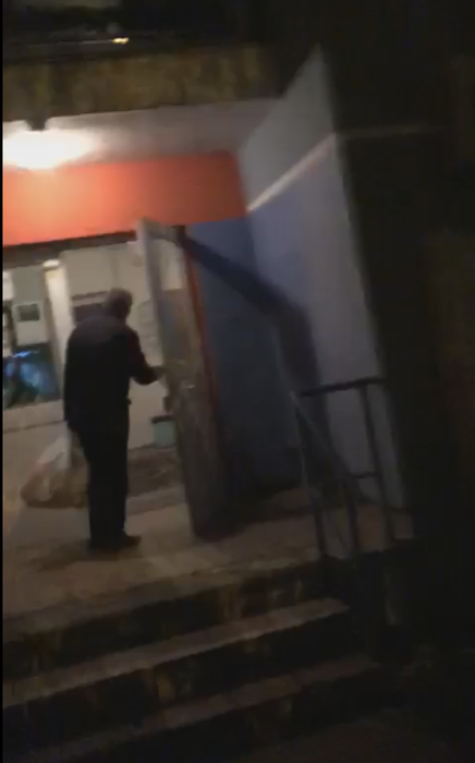 Florin Talpan intră în bloc cu mai multe cumpărături