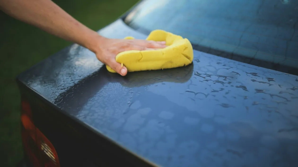 Un șofer a stat prea mult la spălătoria auto și a plătit scump. Amenda primită a ajuns la 360 de euro