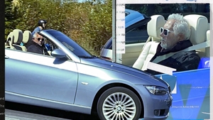 Un ”playboy” adevărat nu se demodează niciodată! Ovidiu Lipan Țăndărică a făcut spectacol pe străzi în mașina decapotabilă