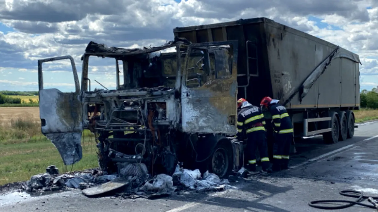 Cum a reușit să se salveze șoferul camionului care s-a făcut scrum pe un drum din Brăila. Bărbatul are 49 de ani