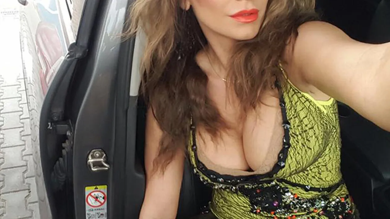 Şi-au făcut cruce când s-au uitat la picioarele ei. Apariţie stranie a Annei Lesko pe stradă, ziua-n amiaza mare!