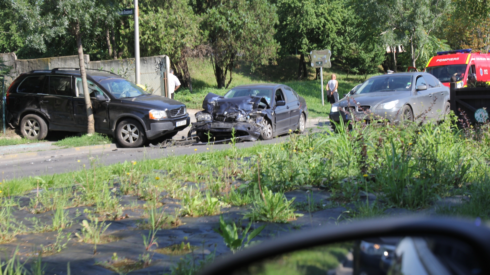 La un pas de tragedie! Un BMW s-a facut tandari in zona Pasajului Basarab!