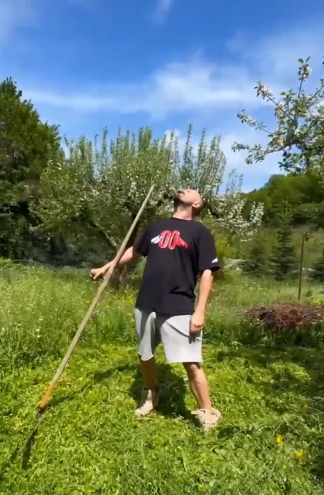 Cum s-a filmat Cheloo în casa lui din Breaza. Nimeni nu se aștepta să-l vadă AȘA pe juratul de la iUmor: ”Aș putea să fiu domnul cu coasa”