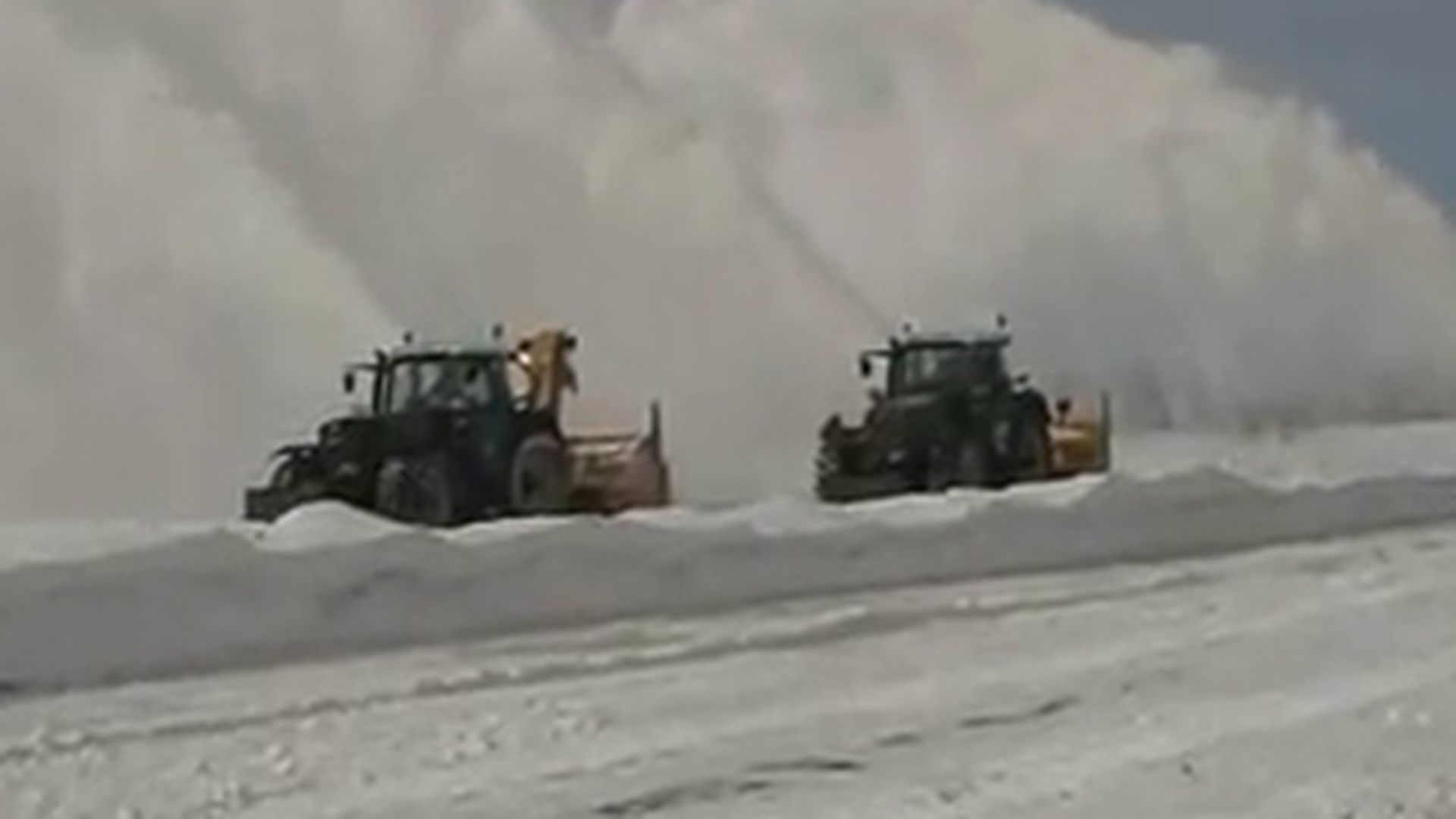 VIDEO D-asta ai ramas inzapezit si o sa urasti iarna toata viata! Mamutii care nu vor da niciodata zapada de pe A1 sau DN1 - Ramai interzis sa vezi ce utilaje au tarile civilizate!