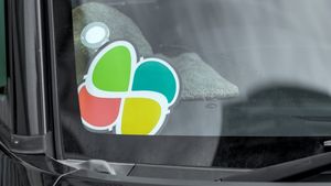 Semnul genial care apare pe unele mașini din Japonia. Cine trebuie să îl lipească pe lunetă