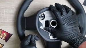 VIDEO. Supriză: ce se află în interiorul unui volan de Tesla. Ultimul experiment din mediul on-line