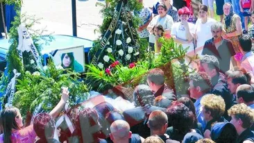 I-au facut slujba in biserica elevei sinucigase