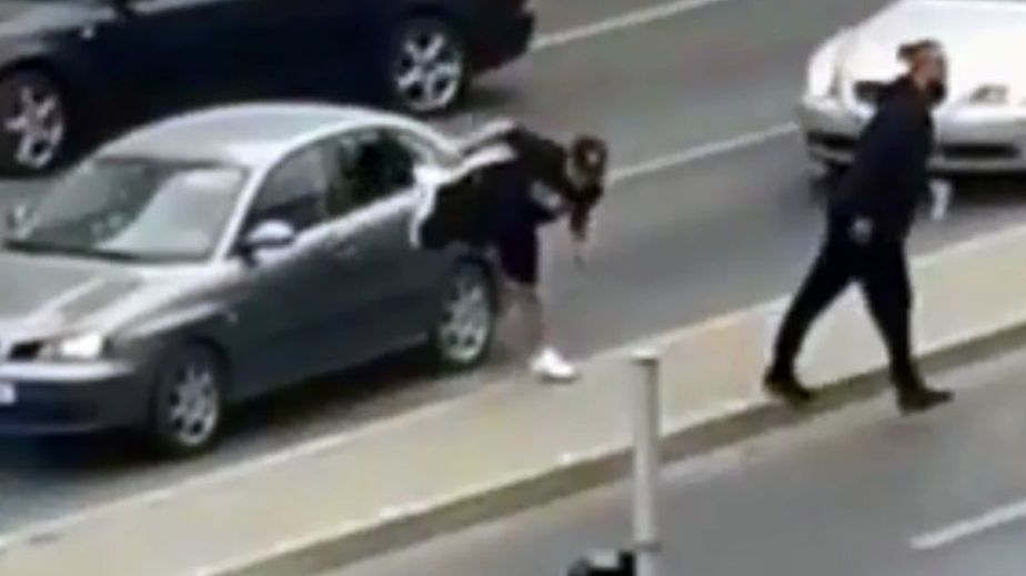 Scandal înaintea meciului U Craiova – U Cluj. Suporterul care a spart, cu piciorul, geamul unei mașini, cercetat pentru distrugere
