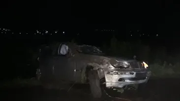 Un tânăr de 22 de ani a murit în Iași după ce a „zburat” cu un Mercedes, într-o curbă