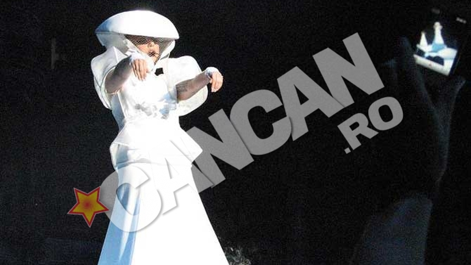 Nu astepta pana maine! Uite ce show bolnav o sa faca Lady Gaga in Piata Constitutiei! Am fost ieri la Sofia si am vazut de ce e in stare artista satanista.  Intra sa vezi tinutele demente si showul zapacitor pe care Lady Gaga o sa il repete si la Bucurest