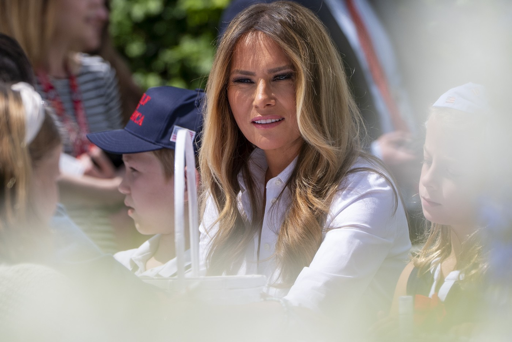 Prima doamnă Melania Trump participă la decorarea steagurilor în timpul evenimentului „Take Our Child to Work Day” din grădina Jacqueline Kennedy de la Casa Albă, marți, 20 mai 2025, în Washington. Foto: Profimedia