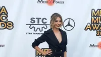 LIDIA BUBLE a încins imaginaţia tuturor bărbaţilor pe scena de la Media Music Awards. Aşa a apărut îmbrăcată, alături de dansatoare