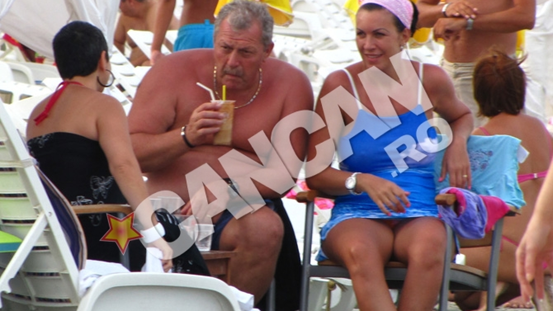 Helmut Duckadam, presedintele de imagine al Stelei, s-a relaxat la mare dupa calificarea in playoff-ul Europa League! S-a delectat cu o tigara si o cafea!