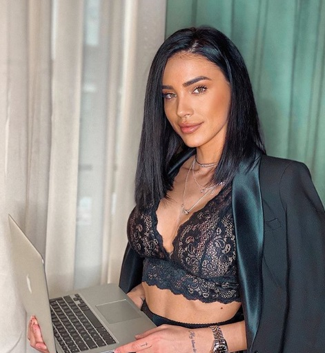 Adelina Pestrițu a postat o fotografie cu ea însărcinată și a făcut anunțul, direct din izolare! Fanii sunt în extaz