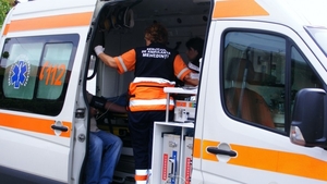 Bistrița: Două fete rănite după ce au fost lovite de o mașină, pe marginea drumului. Șoferul a fugit