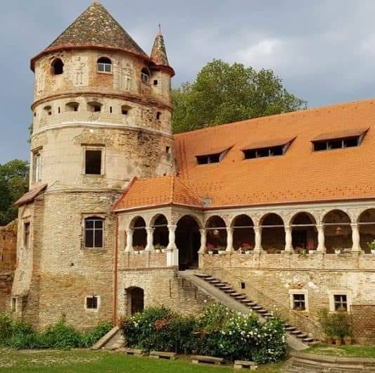 Localitatea de lângă Sighișoara care atrage anual o mulțime de turiști. Locul din România pe care trebuie să îl vizitezi vara asta