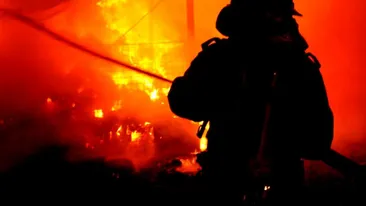 Incendiu într-un bloc din Suceava, pompierii au evacuat nouă persoane. Un bărbat a ajuns la spital