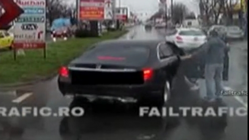 Scene teribile în Bucureşti! O femeie a fost bătută de iubit în maşină VIDEO