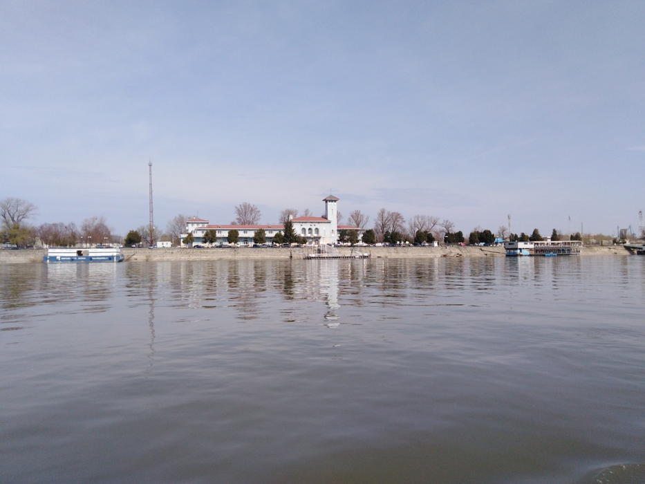Turiștii pot vedea mai bine malurile Dunării, din larg