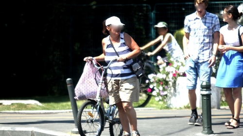 EXPERIMENT CANCAN.RO Vezi cum trateaza biciclistii bucuresteni prevederile noului Cod Rutier si cat de frica le este de amenzi!