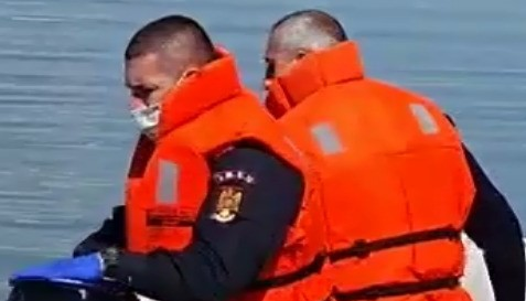 Descoperire macabră. Un bărbat din Argeș a sunat la 112 după ce a văzut un cadavru plutind pe râu | VIDEO
