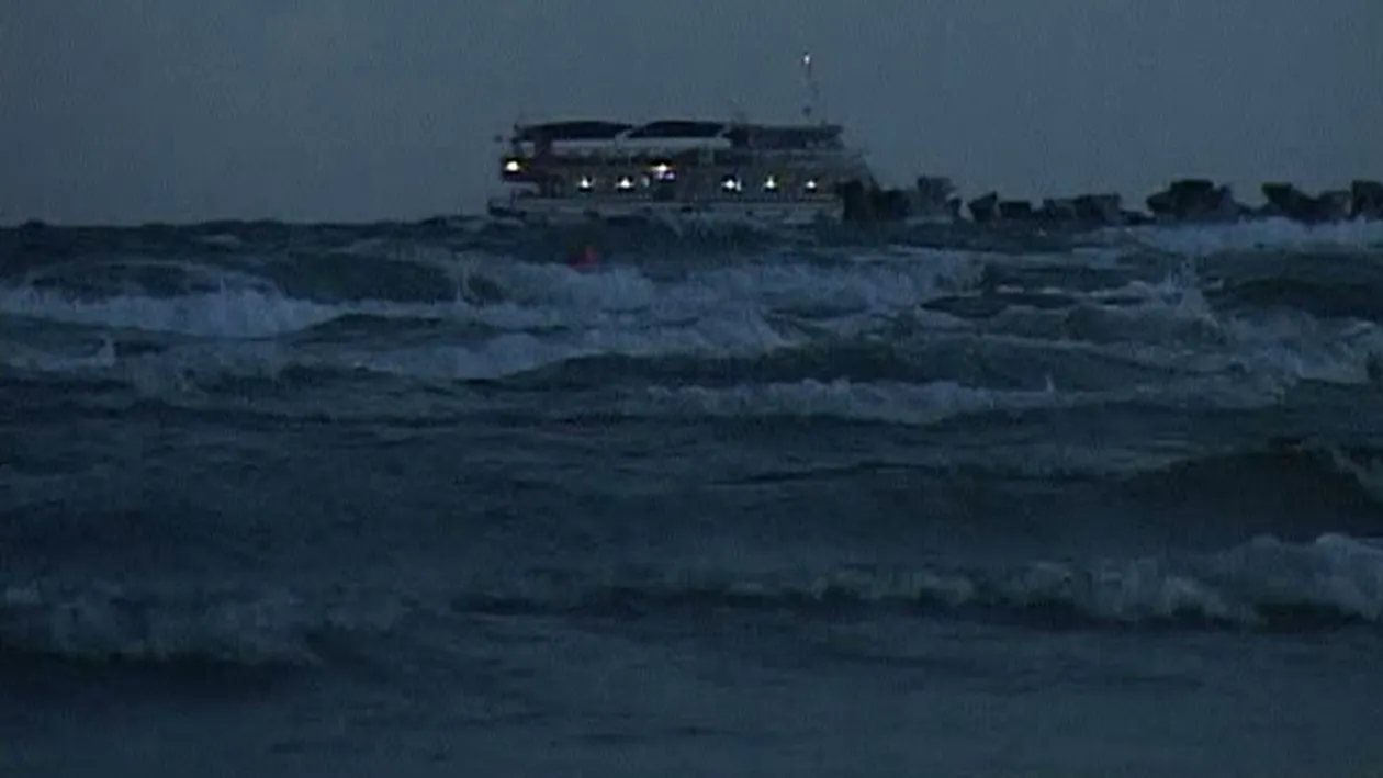 Toate porturile navale şi fluviale din Constanţa, închise din cauza vântului puternic