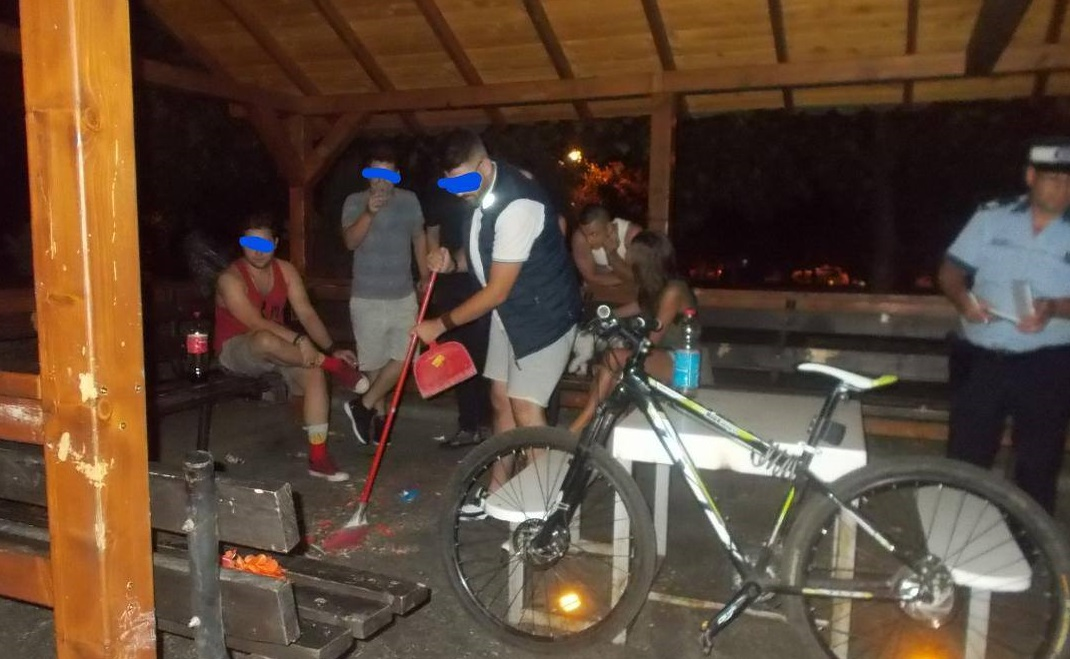 Cei care au făcut mizerie au fost nu doar amendați, ci și puși să strângă gunoiul