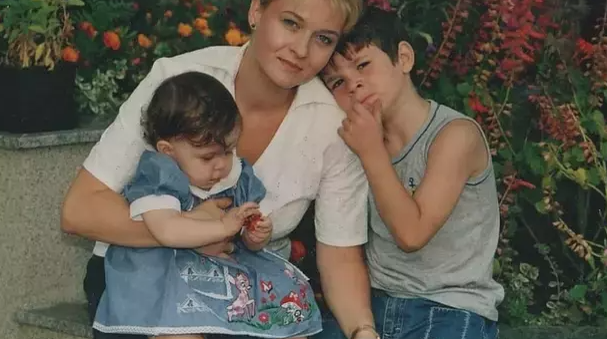Mona Nicolici alături de Vlad și Maria/ sursă foto: social media