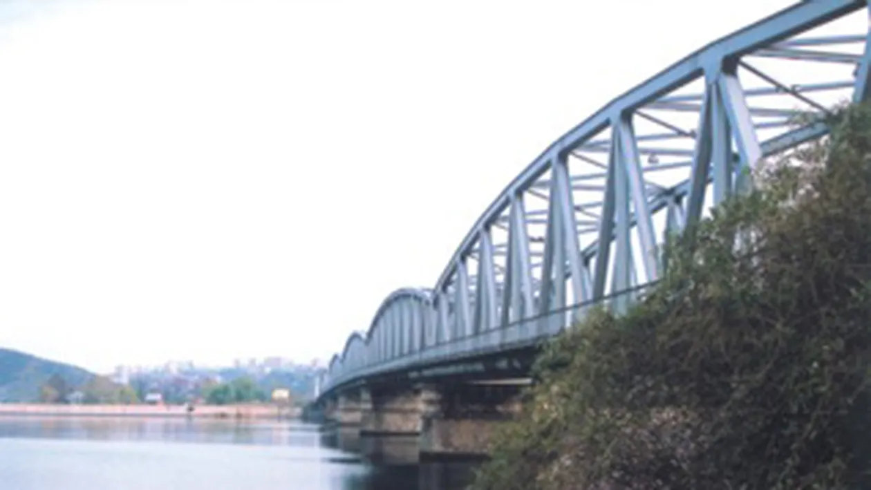 O tanara din Slatina a vrut sa se sinucida! S-a aruncat in Olt!