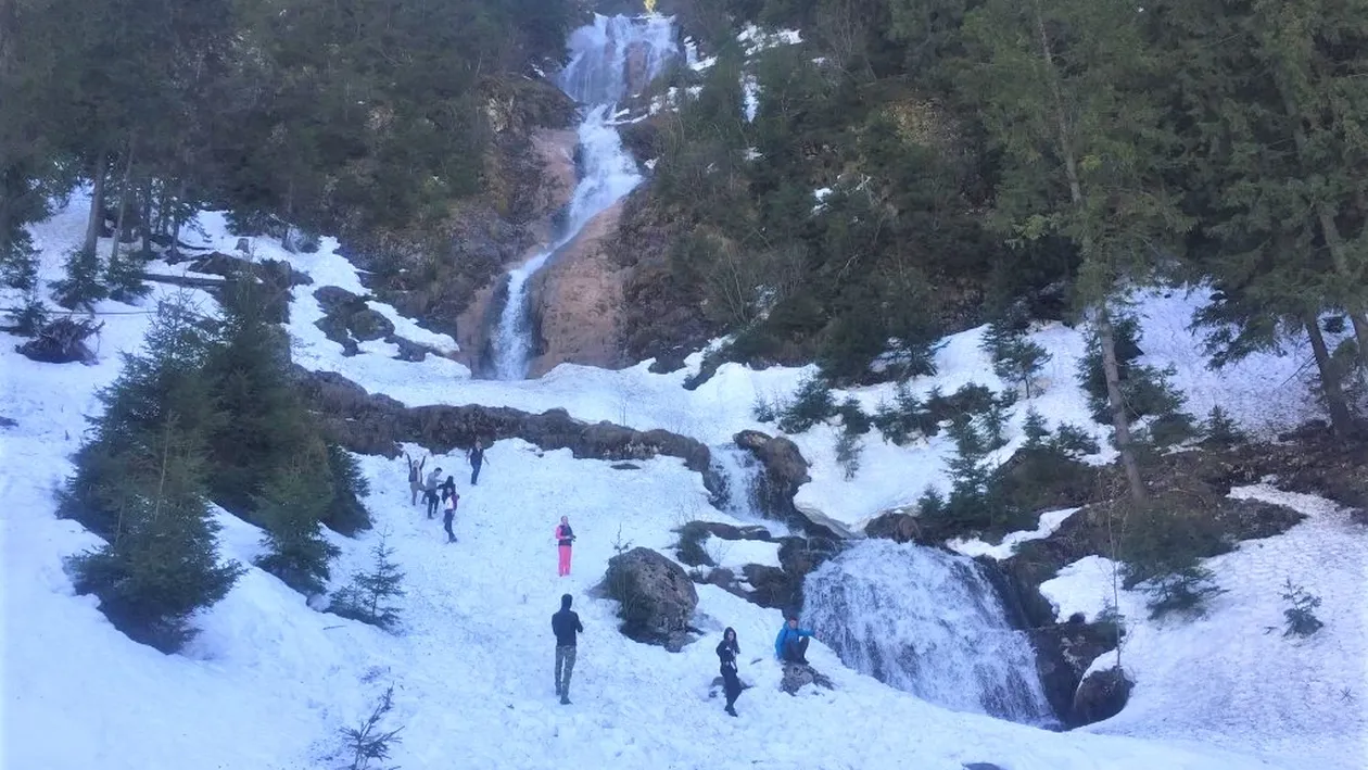 Locul de poveste din România care lasă turiștii fără cuvinte. Mii de oameni îl vizitează anual