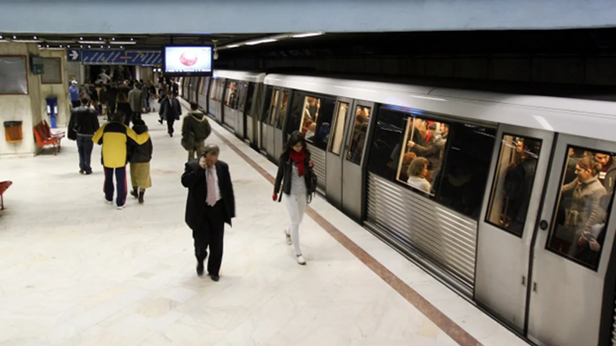 Tinerii imbracati doar in chiloti au mers cu metroul, in pofida amenintarilor Metrorex! Cum au reactionat ceilalti calatori