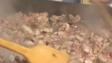 VIDEO Recordul mondial ne apartine! Vezi cea mai mare tocana de pui cu ciuperci din lume!