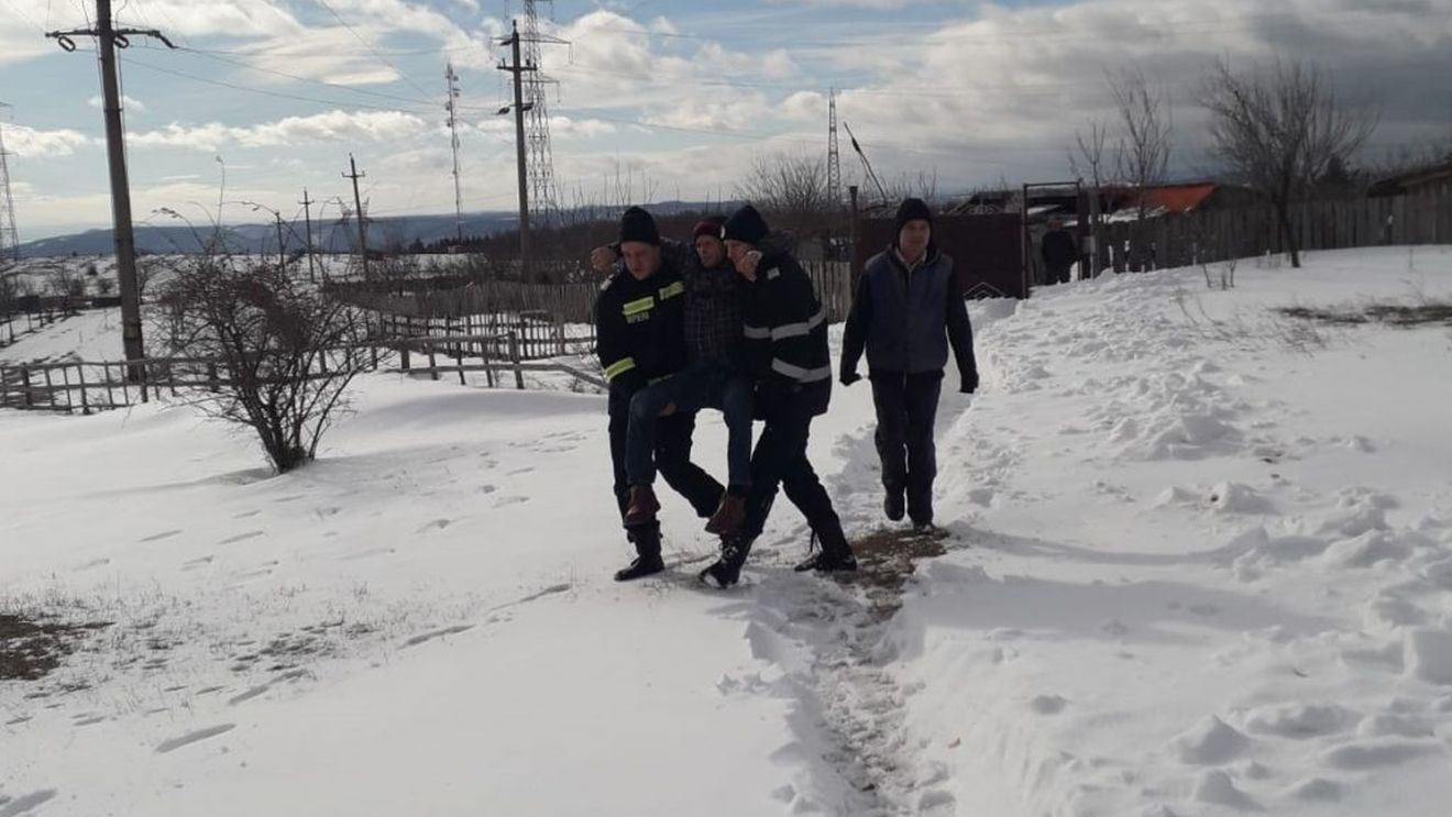 Intervenție grea în Mehedinți. Bărbat dus pe brațe de pompieri o jumătate de kilometru, pentru că drumul spre ambulanță era înzăpezit