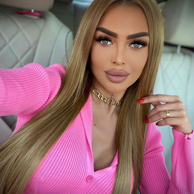 Bianca are aproape 8.000 de urmăritori pe care-i "premiază" mereu