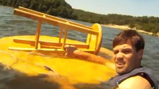 Fac schi nautic pe scaunul de bar! Vedeti aici cine sunt curajosii si cum se descurca