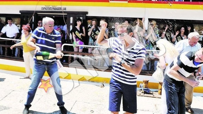 Turistii si constantenii s-au calcat in picioare la Mamaia. Pasarela lui Mazare a fost inaugurata