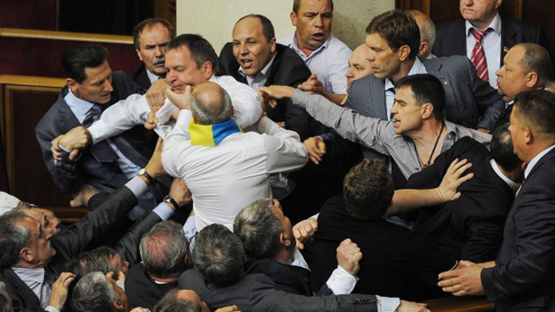 Bataie care pe care in Parlamentul ucrainean! Deputatii s-au luat la pumni din cauza limbii ruse!