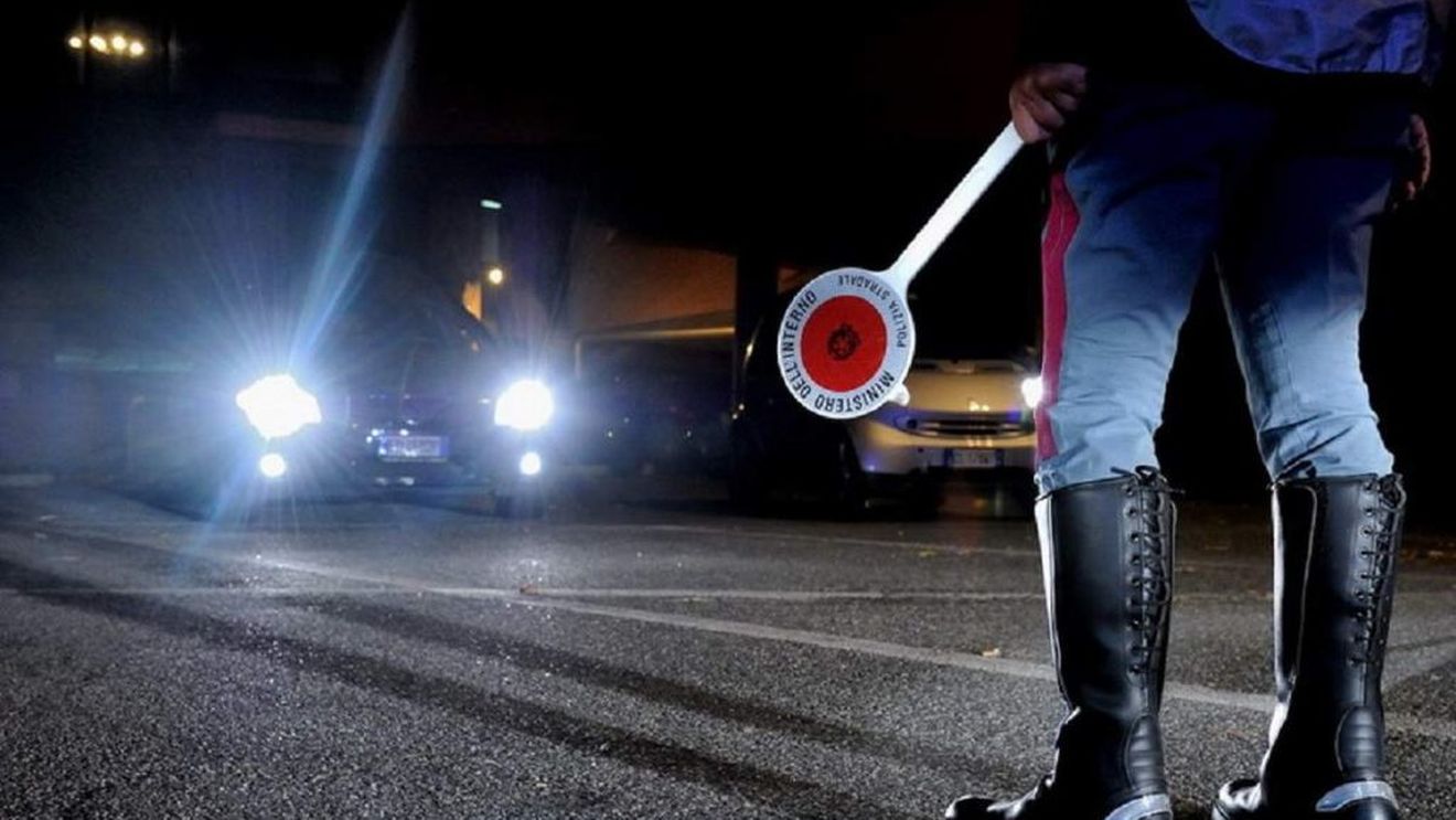 Un român și-a dat nevasta în parcarea ”tiriștilor” pentru a face bani de benzină! S-a întâmplat pe o autostradă din Italia