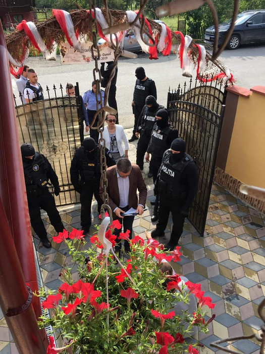 Polițiști și mascați, pentru o fetiță de opt ani!