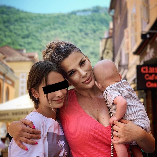 Alina Laufer alături de Karina și Nathaniel, în vacanță